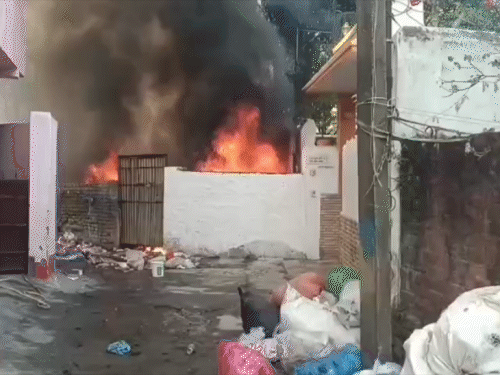 सरायढेला के कचरा गोदाम में भीषण आग:  गोदाम मालिक को लोगों ने फोन पर दी सूचना; लाखों का सामान जला, दमकल ने काबू पाया – Dhanbad News