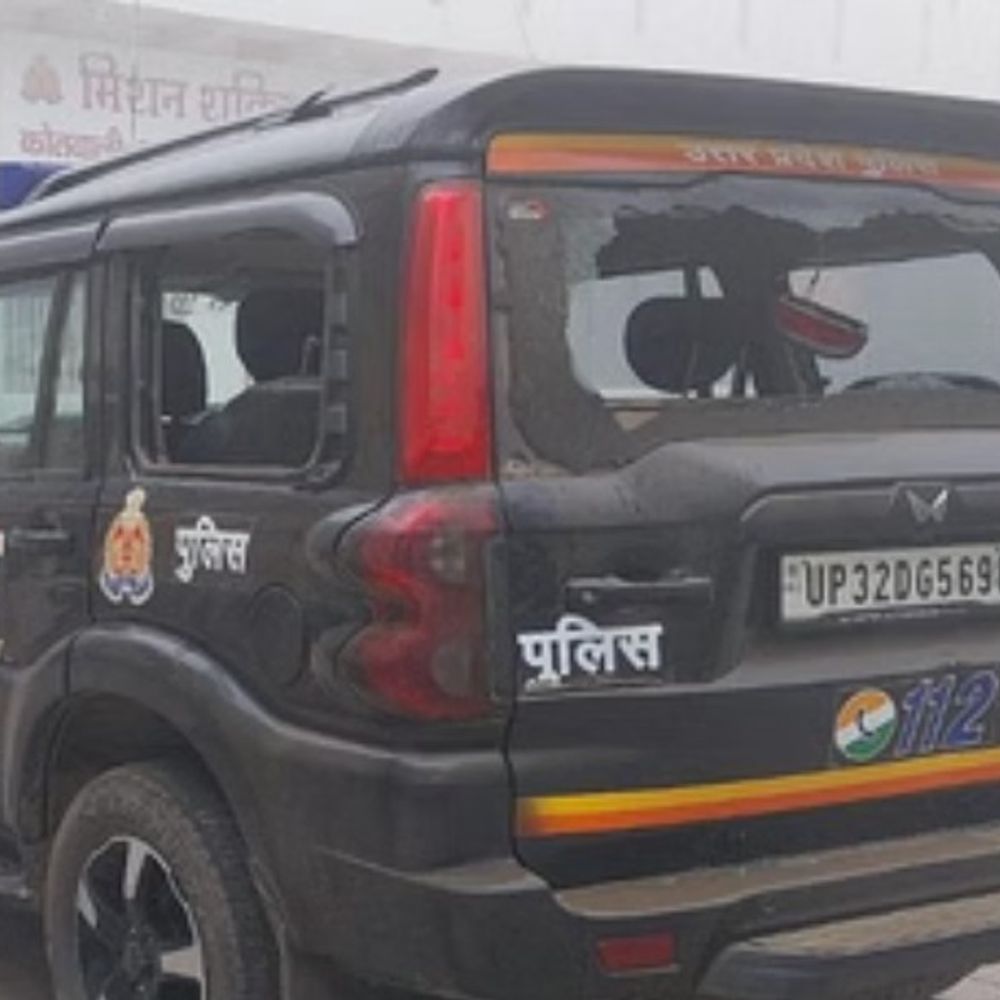 हाथरस में पुलिस टीम पर हमला, 14 के खिलाफ मुकदमा:शराब के नशे में किशोर को लेने आए, ग्रामीणों ने पुलिस टीम को घेरा, दो निलंबित