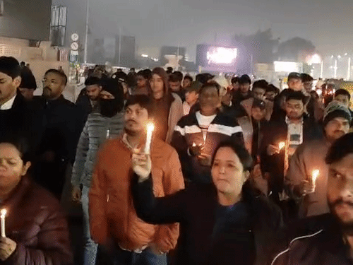 'KGMU प्रशासन होश में आओ, बलात्कारियों को फांसी दो':लखनऊ में डॉक्टरों का कैंडल मार्च, बोले- जांच कमेटी पर भरोसा नहीं