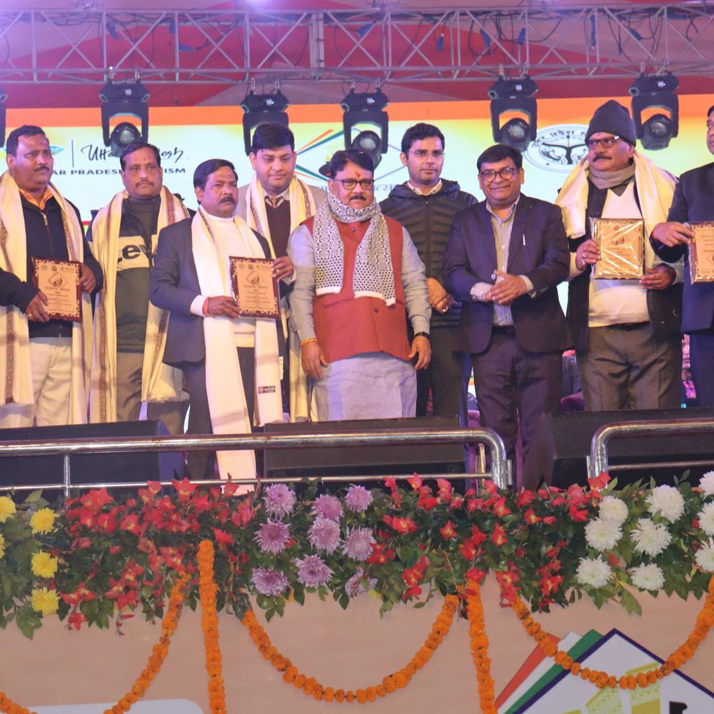 आजमगढ़ महोत्सव में कवियों ने दी शानदार प्रस्तुति:कवि सम्मेलन में आए कवियों ने अपनी कविताओं से किया मनोरंजन