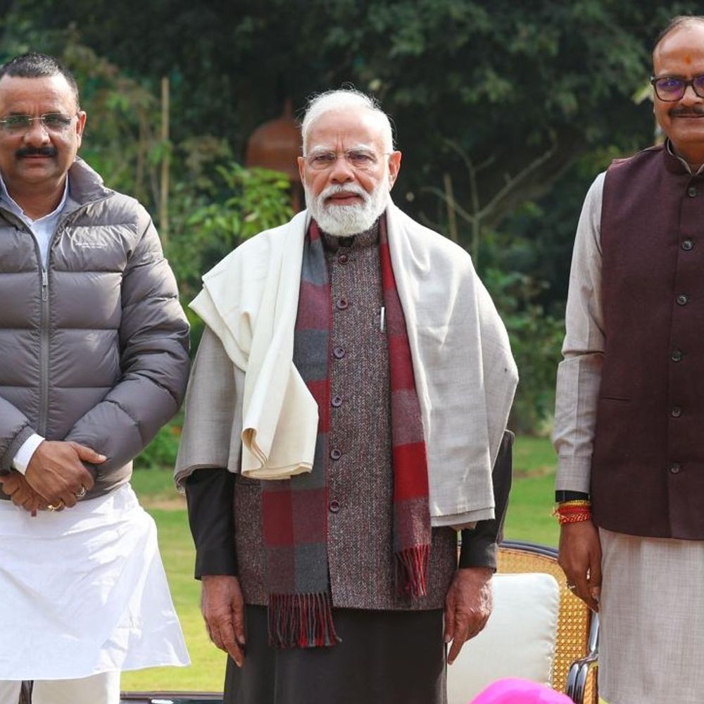 प्रधानमंत्री से मिले काशी के महापौर अशोक तिवारी और डिप्टी-सीएम:उद्घाटन समारोह में शिरकत करने का दिया निमंत्रण, डिप्टी सीएम बृजेश पाठक रहे साथ