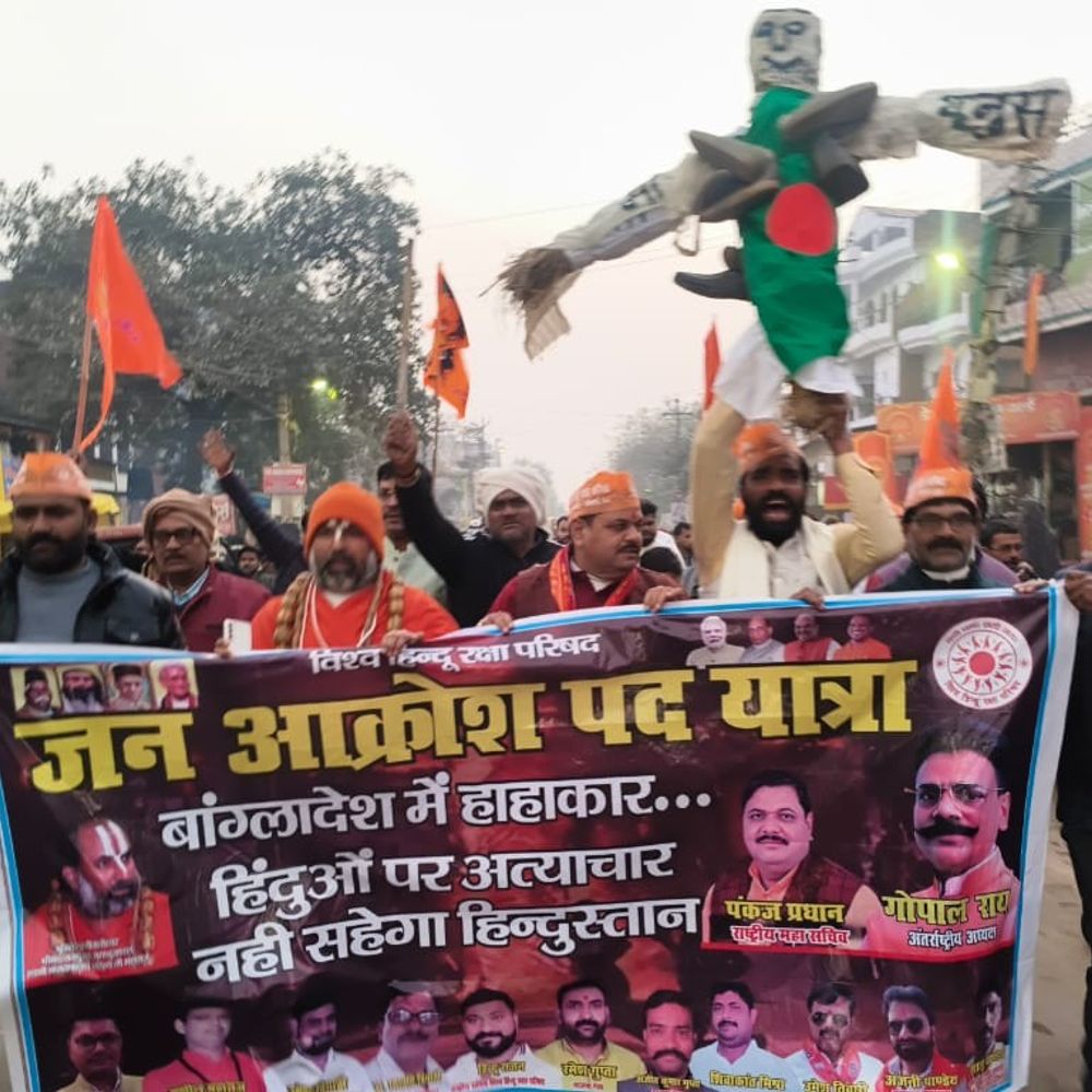 बांग्लादेश में हिंदुओं पर हो रहे हिंसा का विरोध:प्रयागराज में सड़क पर उतरे लोग, सरकार से हस्तक्षेप करने की मांग