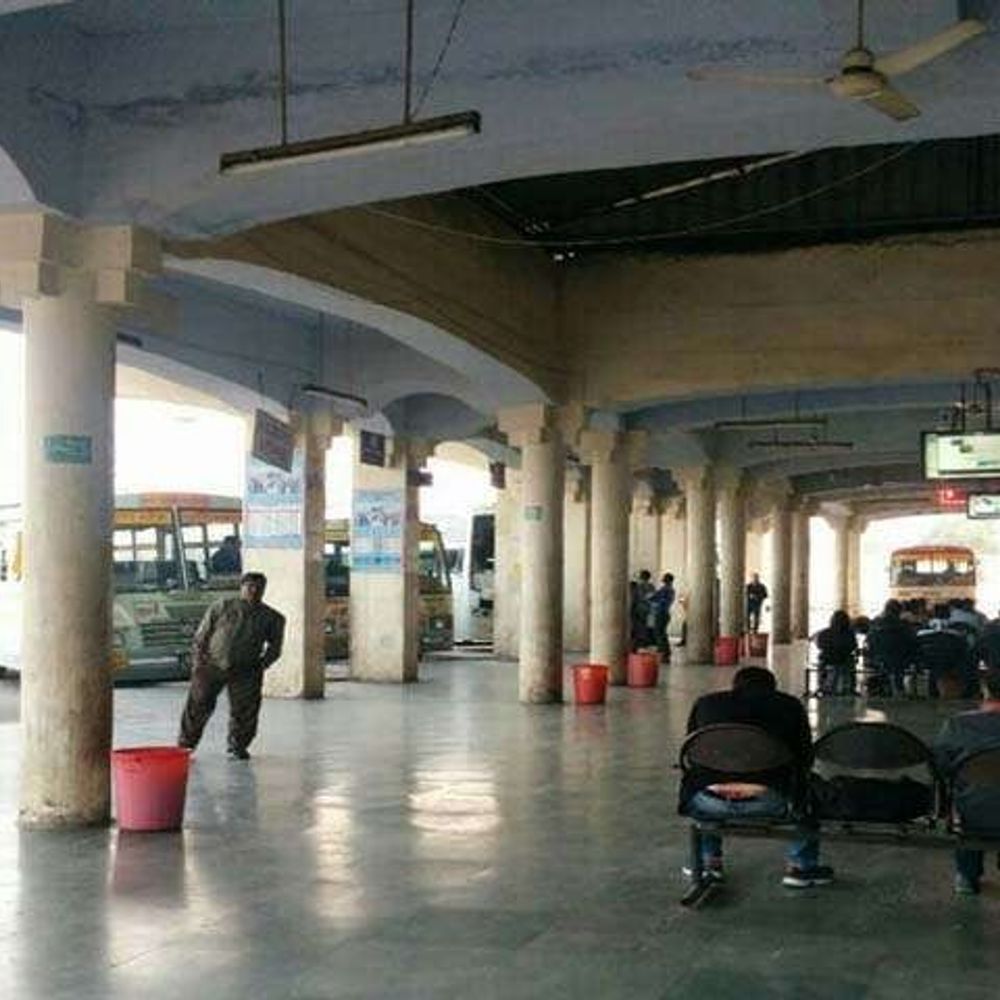 आगरा में बस स्टैंड से मोबाइल और पर्स चोरी:डेबिट कार्ड से निकले 1.48 लाख, FIR दर्ज