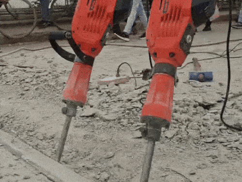 रेलवे ने रोक दी राजघाट-पुल मरम्मत की रफ्तार, रोका काम:हाईटेंशन रेलवे वायर को खतरा, सुबह 7 बजे से शुरू हो जाएगा राजघाट पुल पर यातायात