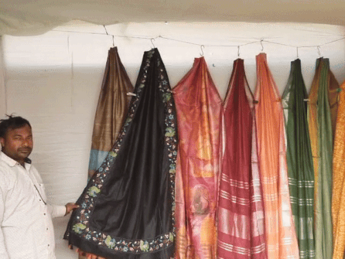 मेरठ के ग्रामोद्योग प्रदर्शनी में सजा नॉन-वायलेंट सिल्क:भागलपुर के टसर सिल्क की साड़ियां और मिथिला प्रिंट बना आकर्षण का केंद्र