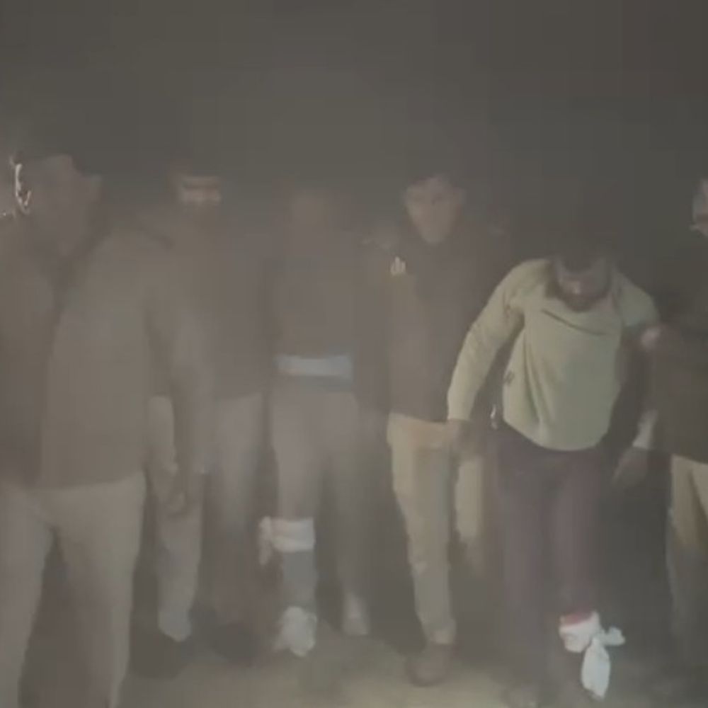 25-25 हजार के दो इनामी बदमाश पुलिस मुठभेड़ में गिरफ्तार:पैर में गोली लगने से घायल, अवैध हथियार बरामद