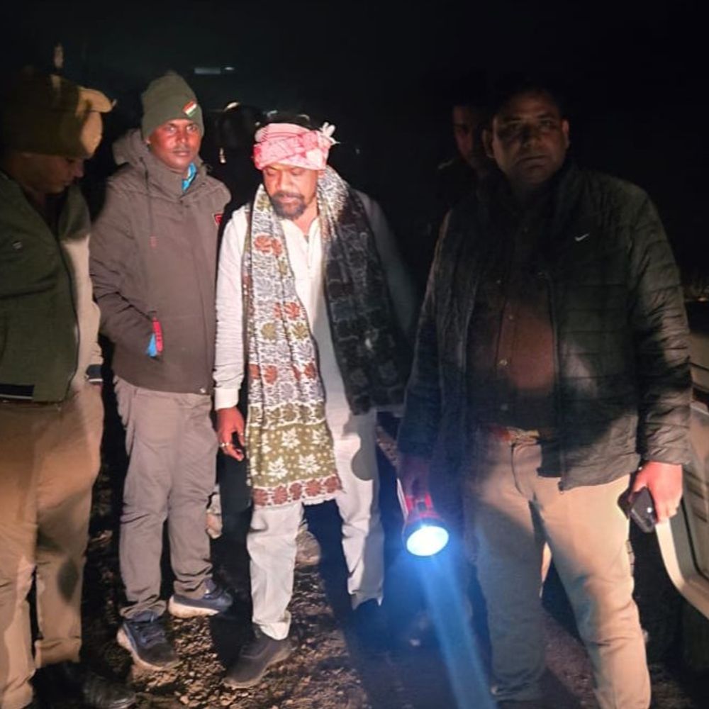 वाराणसी के रमना गांव के दिखा तेंदुआ:सूचना मिलते ही पहुंची वन विभाग की टीम,पंजे के निशान को जांच के लिए भेजा