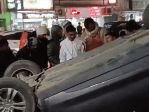 फिल्मी स्टाइल में पलटी मारूति ब्रेजा कार:वाराणसी के मंडुआडीह में हुआ हादसा,नहीं खुला एयरबैग,3 को लगी चोट