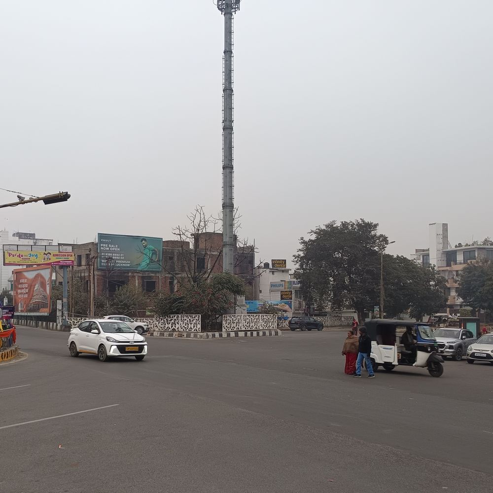 लखनऊ में बादल छाए, 3 दिन कोहरे का अलर्ट:अरब सागर से आ रहीं नम हवाओं ने बढ़ाई ठंड, लालबाग की हवा भी जहरीली