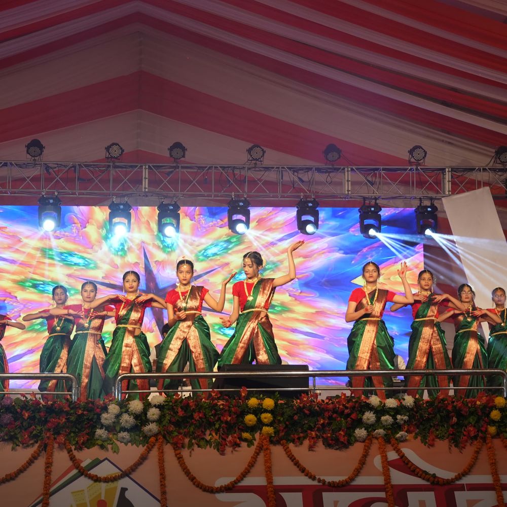 बॉलीवुड नाइट के कलाकारों को डीएम ने किया सम्मानित:सांस्कृतिक कार्यक्रम में एक से बढ़कर एक शानदार प्रस्तुति