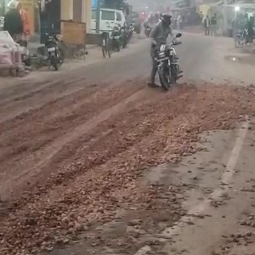 कन्नौज में डंपर से सड़क पर बिखरे आलू, VIDEO:बाइक सवार फिसलकर गिरे, कई लोग चोटिल हुए