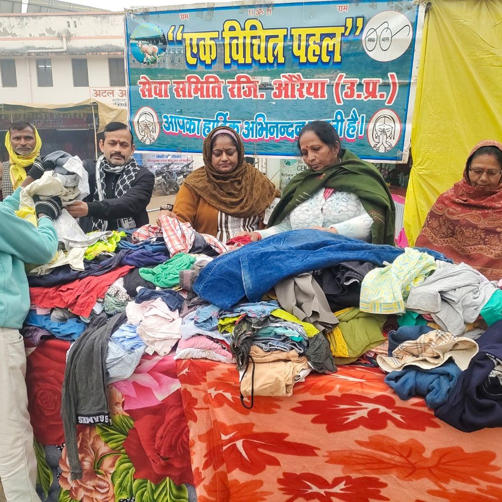 औरैया में निशुल्क वस्त्र बैंक ने ऊनी कपड़े बांटे:तुलसी सखी ग्रुप ने कड़ाके की ठंड में जरूरतमंदों को दी राहत