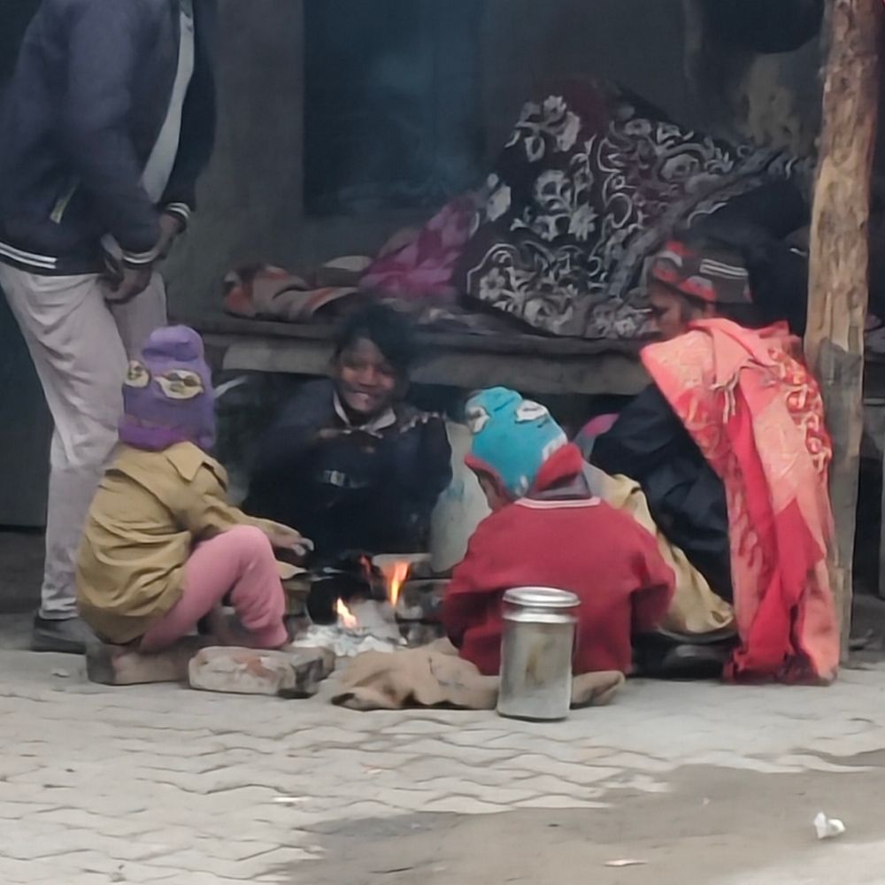 अमेठी में कड़ाके की ठंड, पछुआ हवा से बढ़ी गलन:जनजीवन प्रभावित, फसलों और सेहत पर भी असर