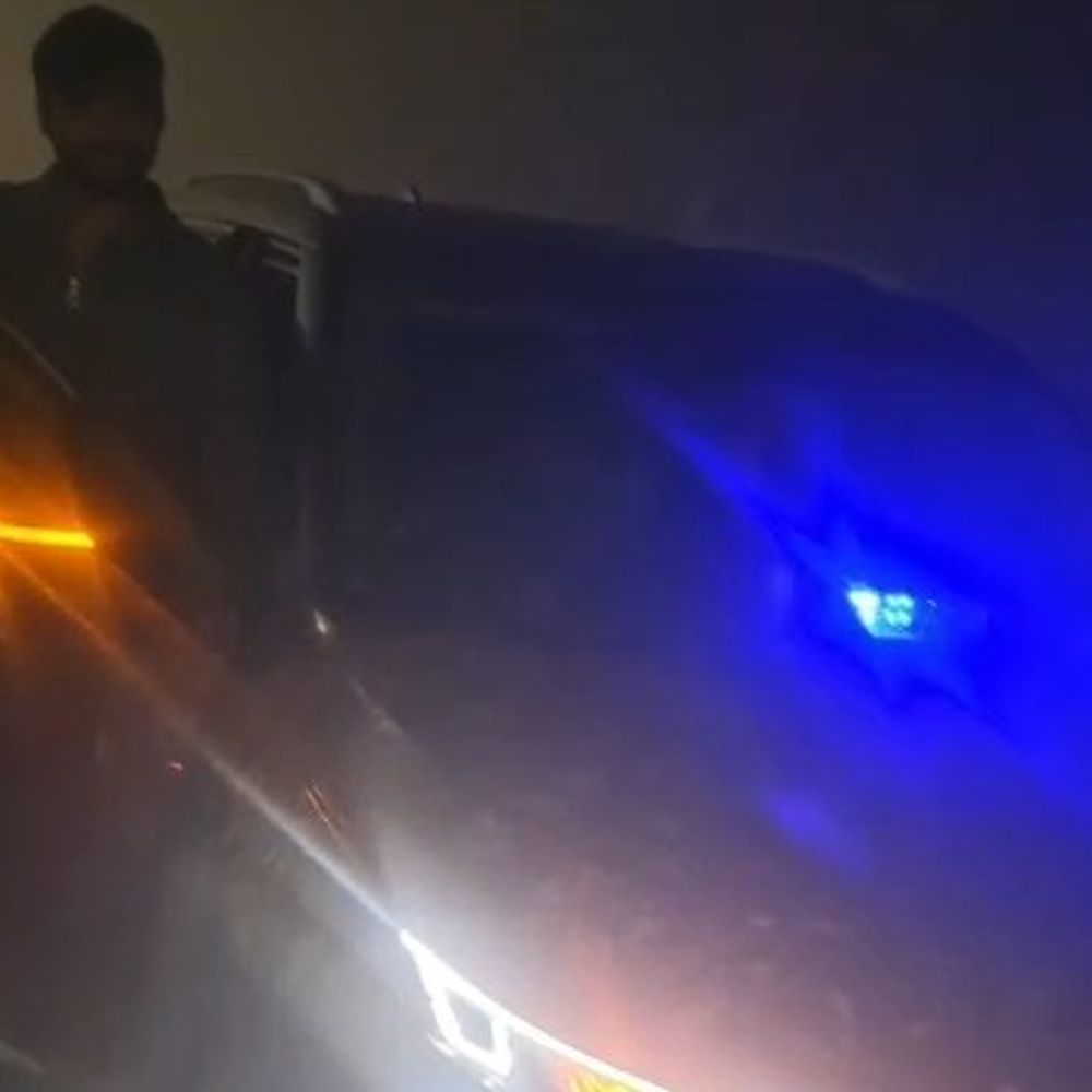 देर रात हाईवे पर कुरावली पुलिस का एक्शन:हूटर, लाल-नीली बत्ती लगाकर नशे में युवक दिखा रहे थे रौब, पुलिस ने पीछा कर पकड़ा