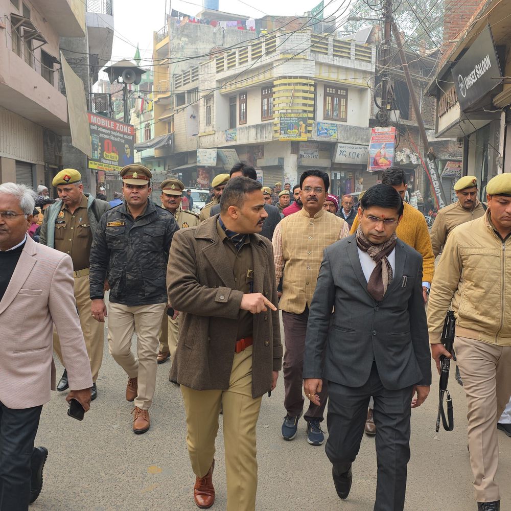 चंदौसी में सेवानिवृत्त शिक्षक से LIC पॉलिसी में धोखाधड़ी:कूटरचित हस्ताक्षर से लाखों का गबन, चार पर केस दर्ज