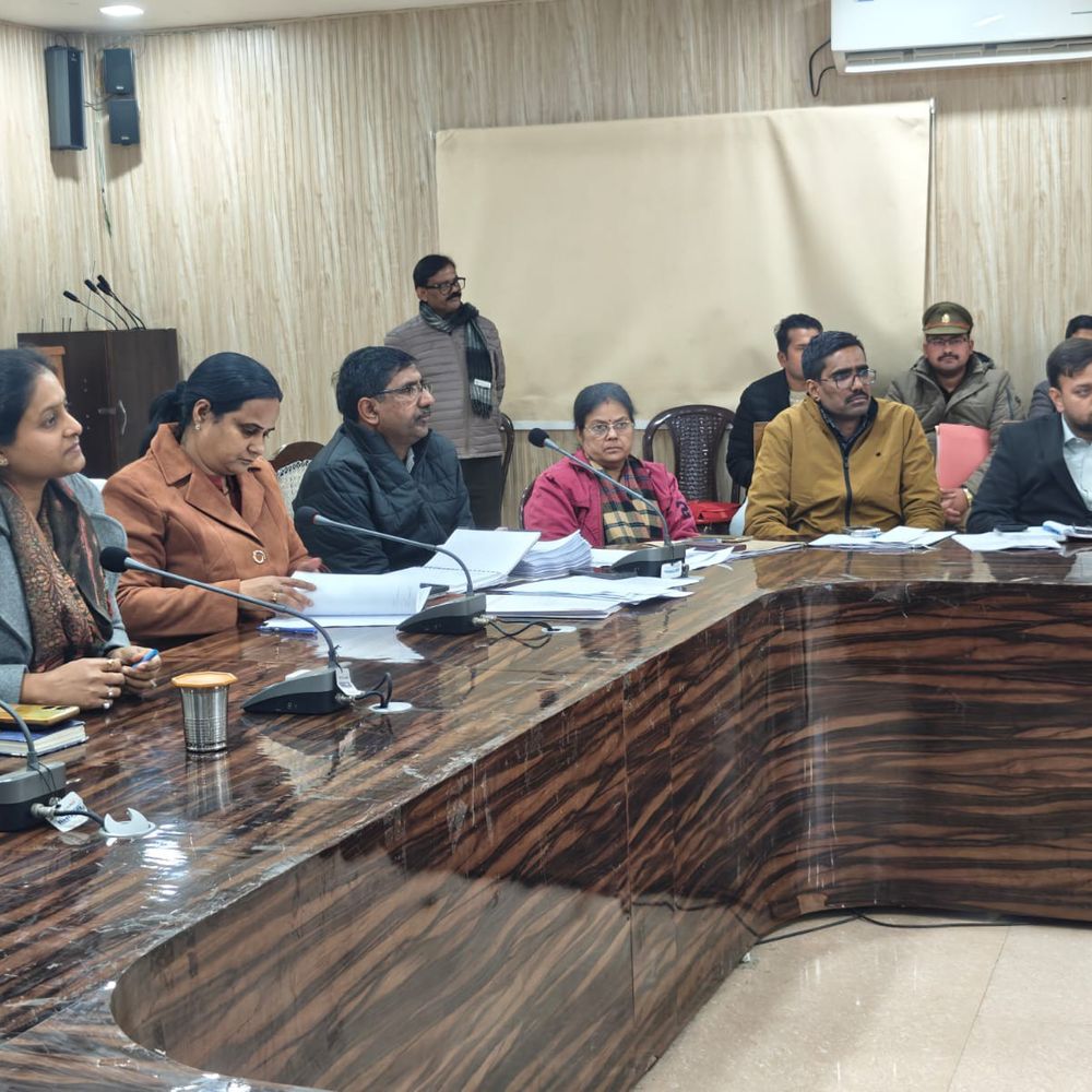 IGRS-बैठक से अधिकारी नदारद, डीएम ने दिए कार्रवाई के निर्देश:अमरोहा में शिकायतों के गुणवत्तापूर्ण निस्तारण पर हुई समीक्षा बैठक