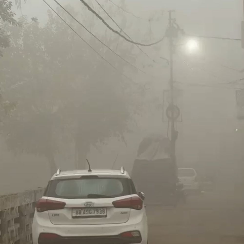 कोहरे की चादर में लिपटा बिजनौर जिला:तापमान में भारी गिरावट, जनजीवन प्रभावित; वाहनों और ट्रेनों की रफ्तार हुई धीमी