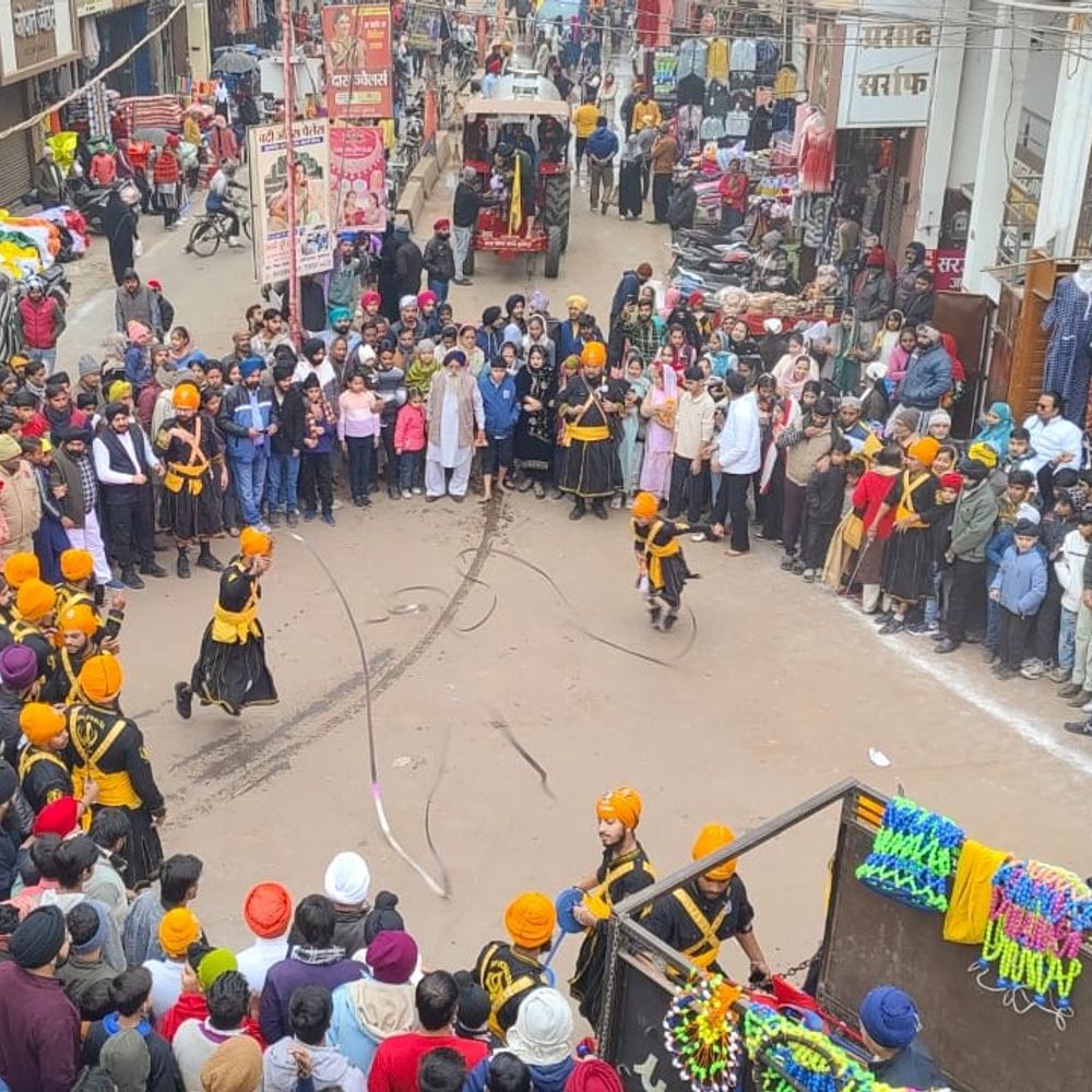 गुरु गोबिंद सिंह प्रकाश पर्व पर निकाली प्रभात फेरी:गतका दल ने दिखाए हैरतअंगेज करतब, प्रबंधक बोले- गुरुजी ने दी जुल्म के खिलाफ आवाज उठाने की शिक्षा