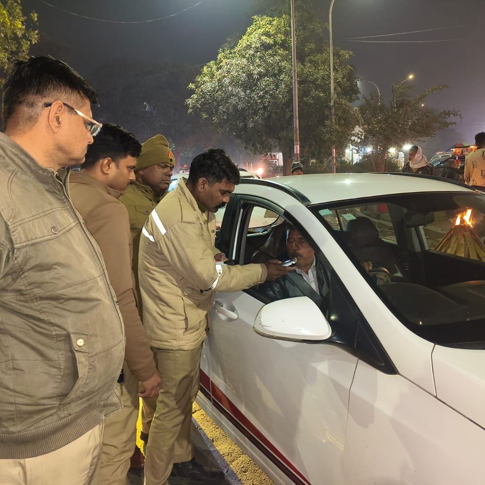पुलिस ने चलाया ड्रिंक एंड ड्राइव अभियान:ब्रेथ एनालाइजर से जांच कर काटे गए चालान