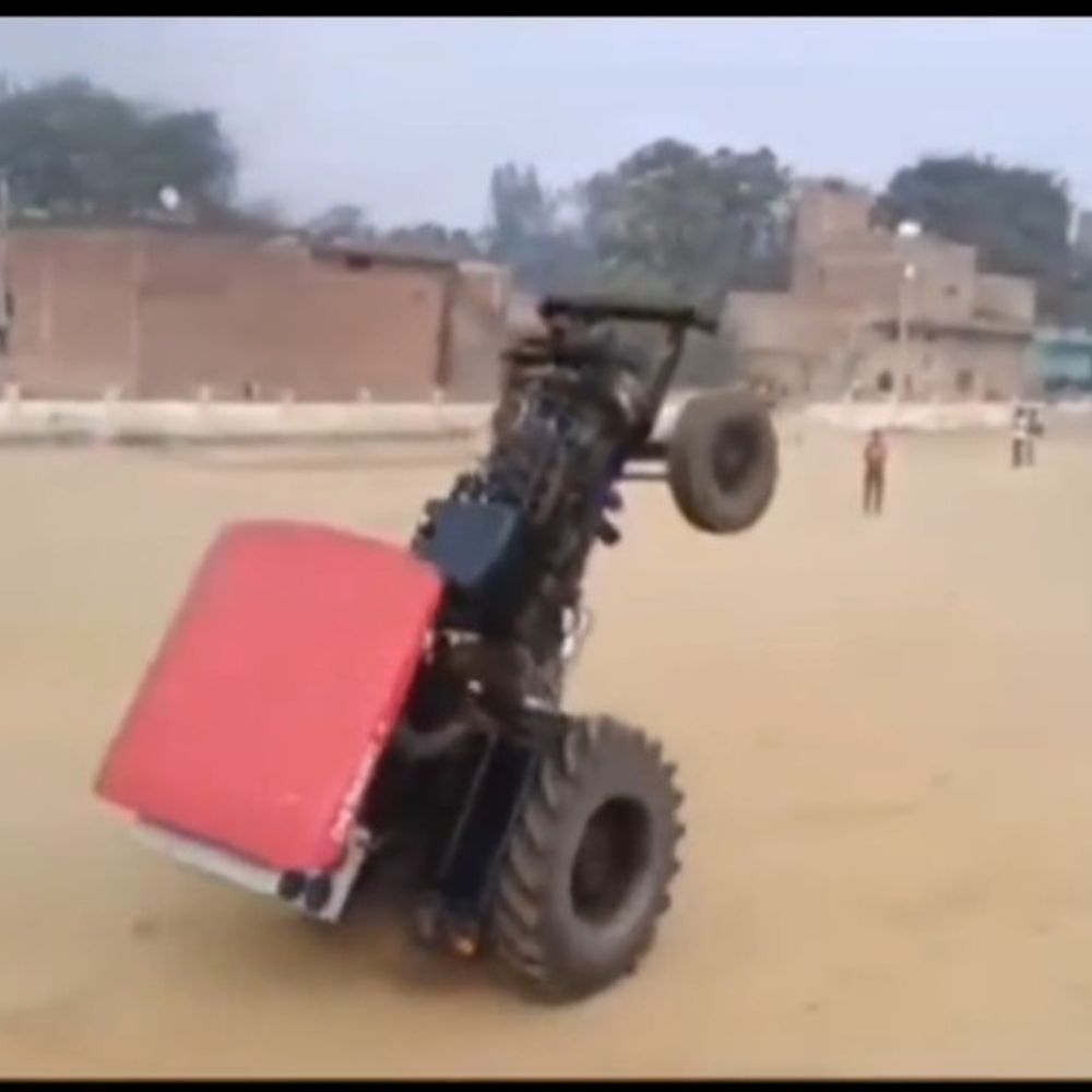 बदायूं में ट्रैक्टर स्टंट के दौरान पलटा:पुलिस ने चालक की पहचान की, तलाश जारी