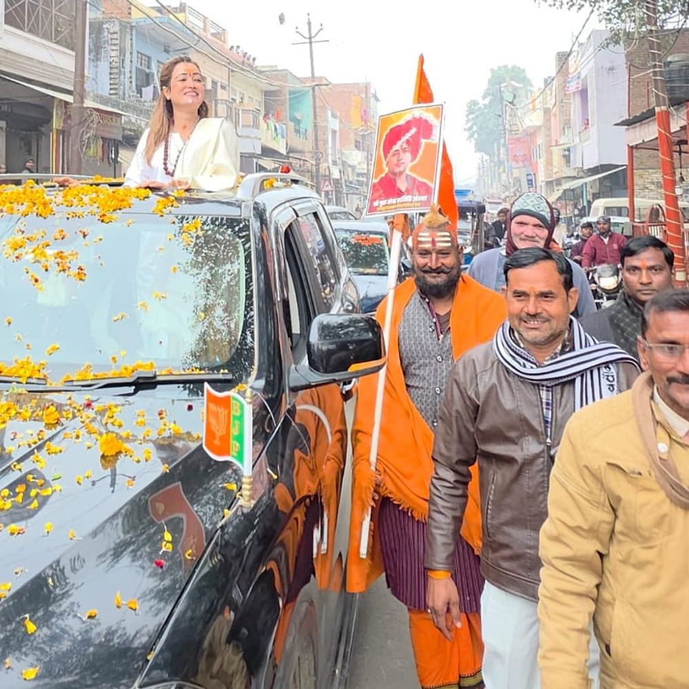 कौशांबी पहुंचीं हर्षा रिछारिया:कंबल वितरण और शक्ति सृजन यात्रा कार्यक्रम में हुईं शामिल