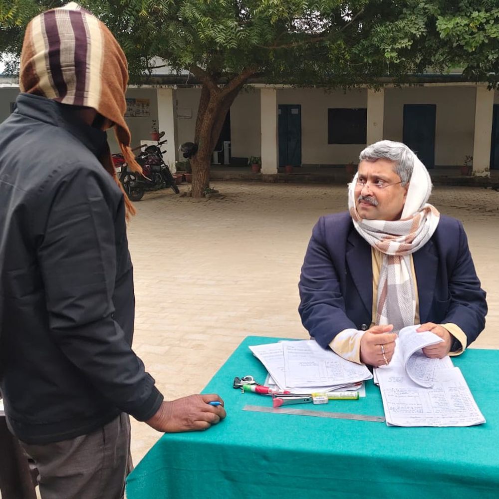 विशेष रोल प्रेक्षक ने मतदाता सूची पुनरीक्षण का किया निरीक्षण:मिर्जापुर में बूथों का जायजा लिया, मंडलीय बैठक में प्रगति जानी