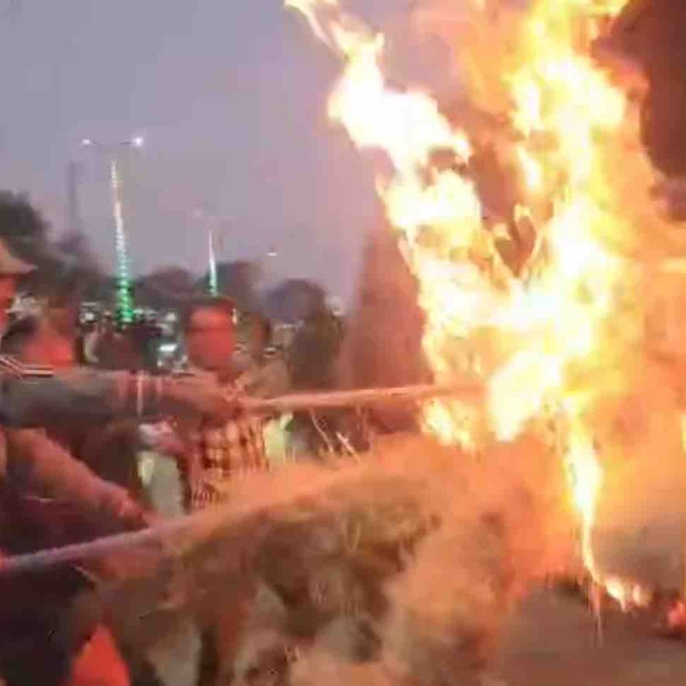 भाजयुमो ने भूपेश बघेल, टीएस सिंहदेव का पुतला फूंका:  सनातन विरोधी बयानबाजी के विरोध में बीजापुर में प्रदर्शन – Bijapur News