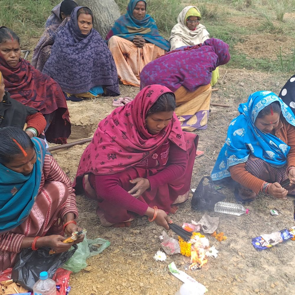 जंगली जानवरों के डर से बदलीं परंपराएं:सोहेलवा क्षेत्र में महिलाएं चौकी के पास कर रहीं पूजा, ग्रामीणों ने सुरक्षा की मांग की