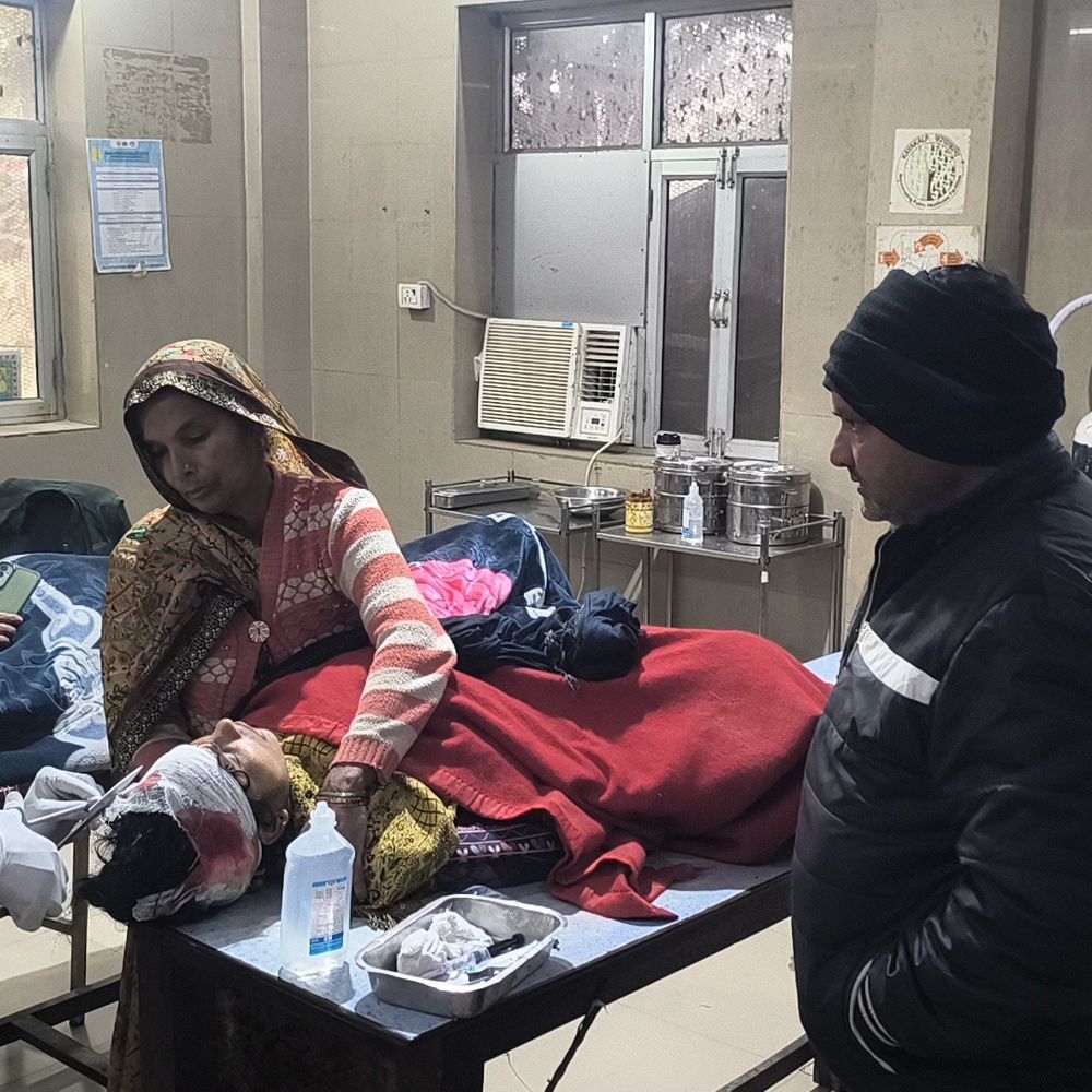 मैनपुरी में खेत विवाद पर मारपीट, तीन घायल:एक ही परिवार के पिता-पुत्री सहित अस्पताल में भर्ती