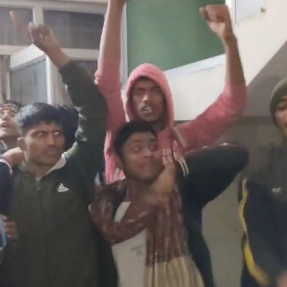 सांसद खेल प्रतियोगिता के पुरस्कार वितरण में हंगामा:खिलाड़ियों ने गेट बंद कर दो घंटे किया प्रदर्शन, व्यवस्था पर उठाए सवाल