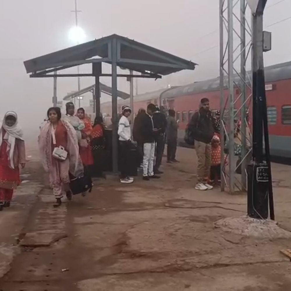 फिरोजाबाद में कोहरे से तेजस समेत 4 ट्रेनें रद्द:कई ट्रेनें 9 घंटे लेट, यात्रियों की बढ़ी परेशानी; दिल्ली-आगरा रूट सबसे ज्यादा प्रभावित