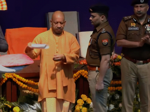 योगी ने संभल SP और जांबाज अफसरों को बांटे मेडल:कहा- पुलिस के सामने चैलेंज हैं, इससे निपटने पर मंथन हो