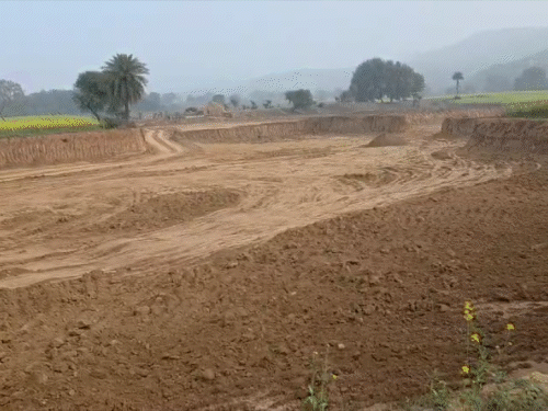 एक्सप्रेस-वे निर्माण में लगी कंपनी पर मनमानी का आरोप:औरंगाबाद में सरकारी जमीन से अवैध मिट्टी उठाव, 12 लाख से बने आहर के पिंड का कटाव