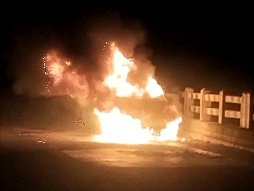 समस्तीपुर में चलती कार में अचानक लगी आग:बीच सड़क पर धू-धूकर जली गाड़ी, शीशा तोड़कर ड्राइवर ने बचाई अपनी जान