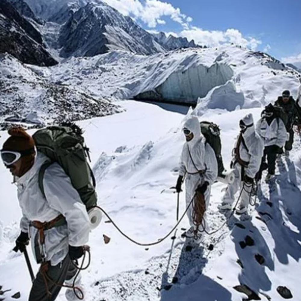 जम्मू-कश्मीर में कड़ाके की ठंड में भी सेना एक्शन में:बर्फीले और दुर्गम पहाड़ों में गश्त बढ़ाई; 30-35 पाकिस्तानी आतंकियों की तलाश