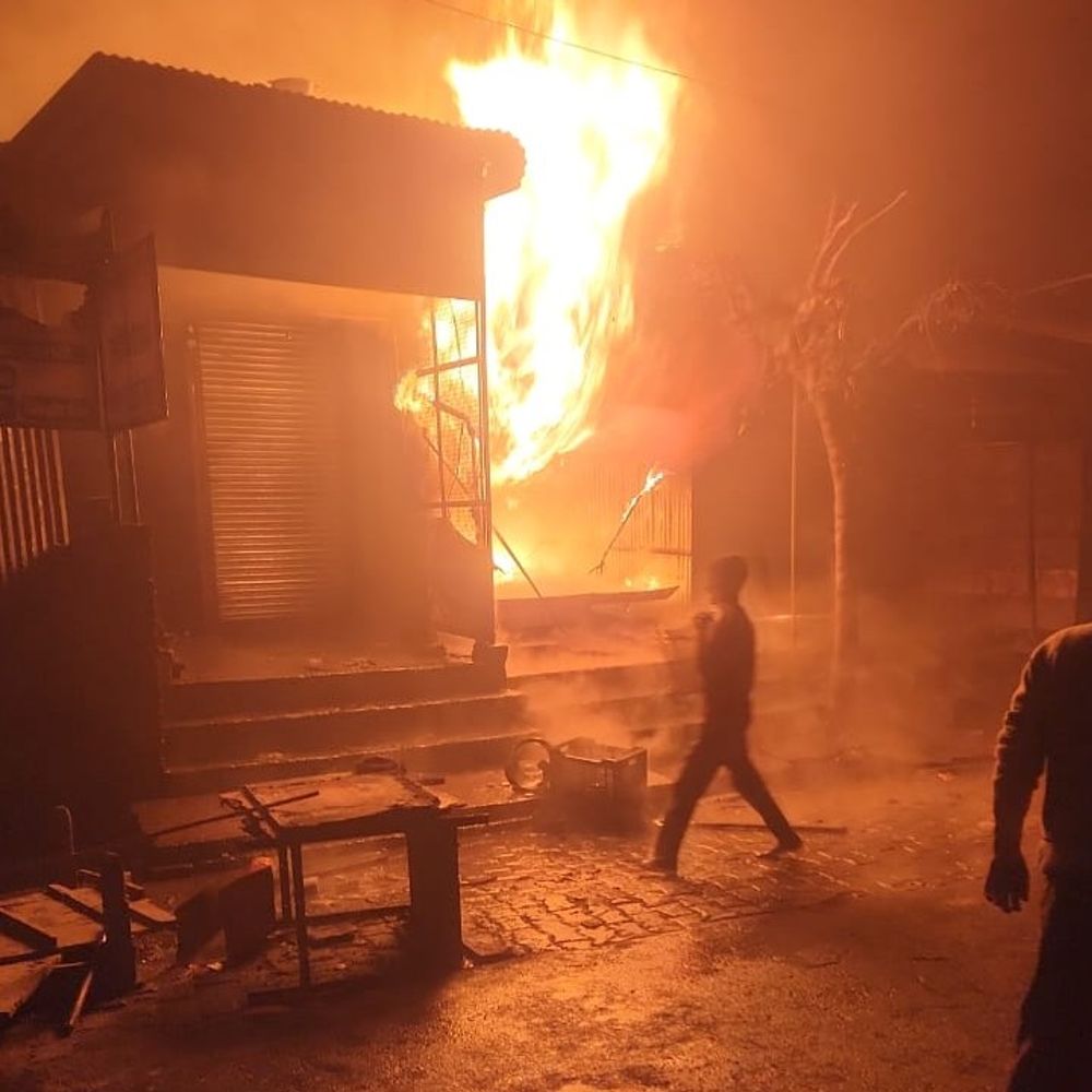 शिकारपुर के छतारी में पांच दुकानें जलकर राख:लाखों का सामान खाक, फायर ब्रिगेड ने 3 घंटे में बुझाई आग