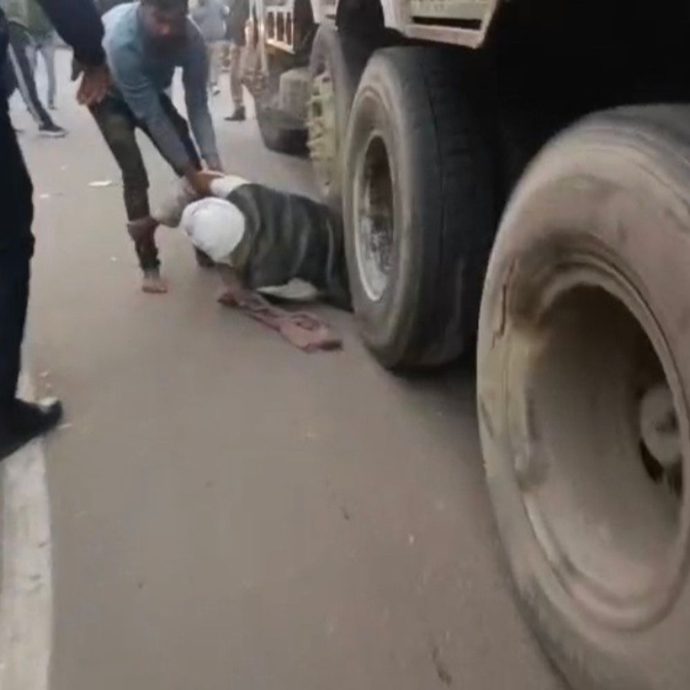 संभल में ट्रक के पहियों में फंसे बुजुर्ग की मौत:साइकिल को टक्कर मारी, मेरठ ले जाते समय में रास्ते में दम तोड़ा, VIDEO