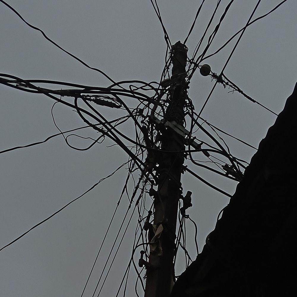 सोहनपुर मार्केट में बिजली के पोल पर तारों का मकड़जाल:हादसे का बढ़ा खतरा, बिजली विभाग पर लापरवाही का आरोप