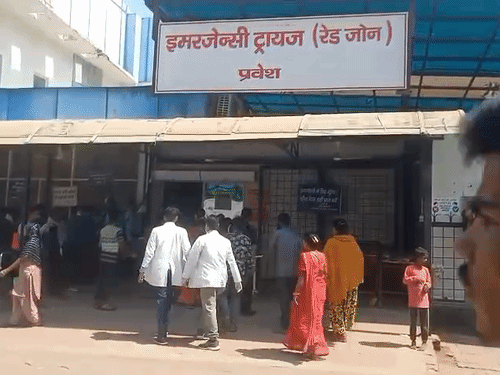 कानपुर में डॉक्टरों ने जिंदा मरीज को मरा बताया:​​​​​​​पोस्टमॉर्टम के लिए पुलिस बुला ली, सांसें चलती मिलीं तो बोले- सॉरी सर