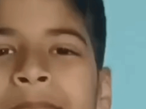 गोरखपुर में बच्चे ने DM से की अपील:बोला- Dm सर प्लीज स्कूल की छुट्टी कर दीजिए, ठण्ड बहुत पड़ रही...VIDEO वायरल