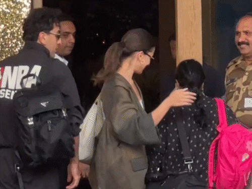 न्यू ईयर वेकेशन पर निकले रणबीर–आलिया:एयरपोर्ट पर एक्टर क्लीन-शेव अवतार में नजर