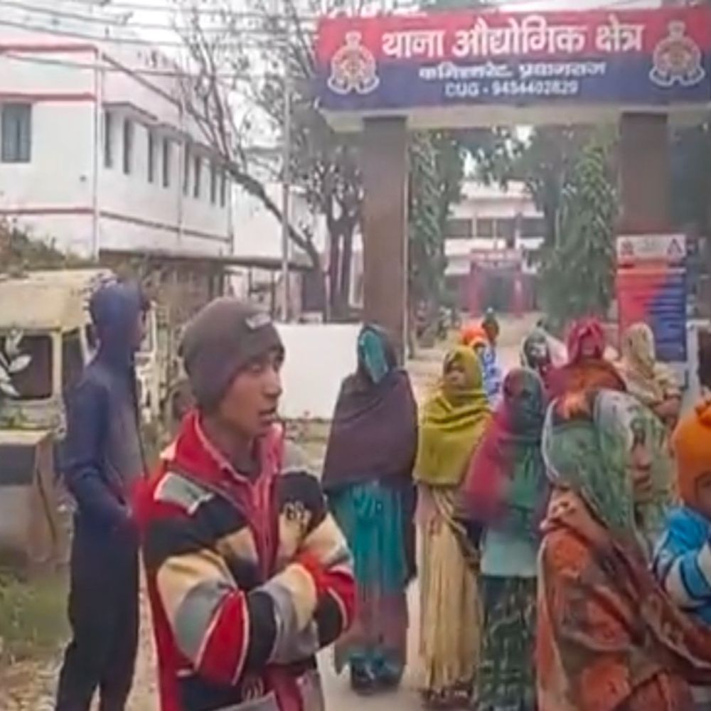 मारपीट के बाद दो लोगों पर चढ़ाई कार:गंभीर हालत में अस्पताल में कराए गए भर्ती, नाराज लोगों ने 6 घंटे तक थाना घेरे रखा