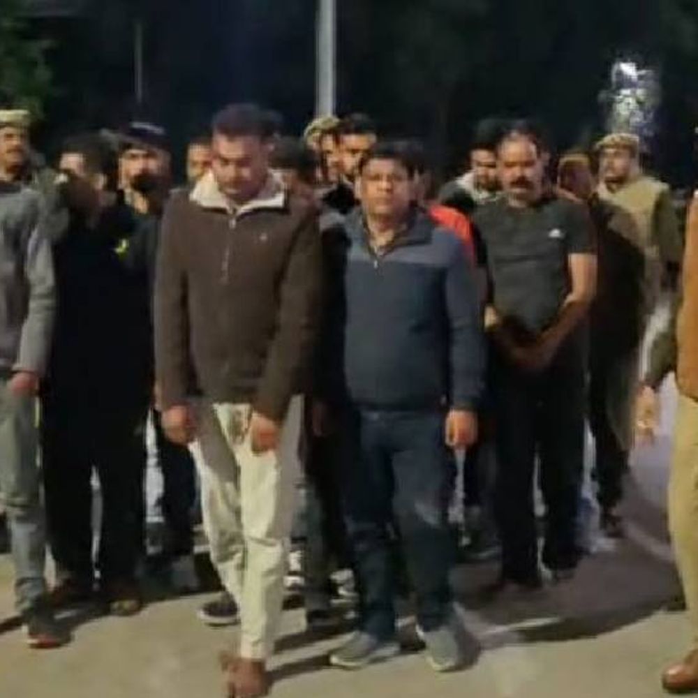 झांसी के होटल द क्राउन में पुलिस की RAID:17 जुआरी अरेस्ट, 7.11 लाख रुपए कैश बरामद