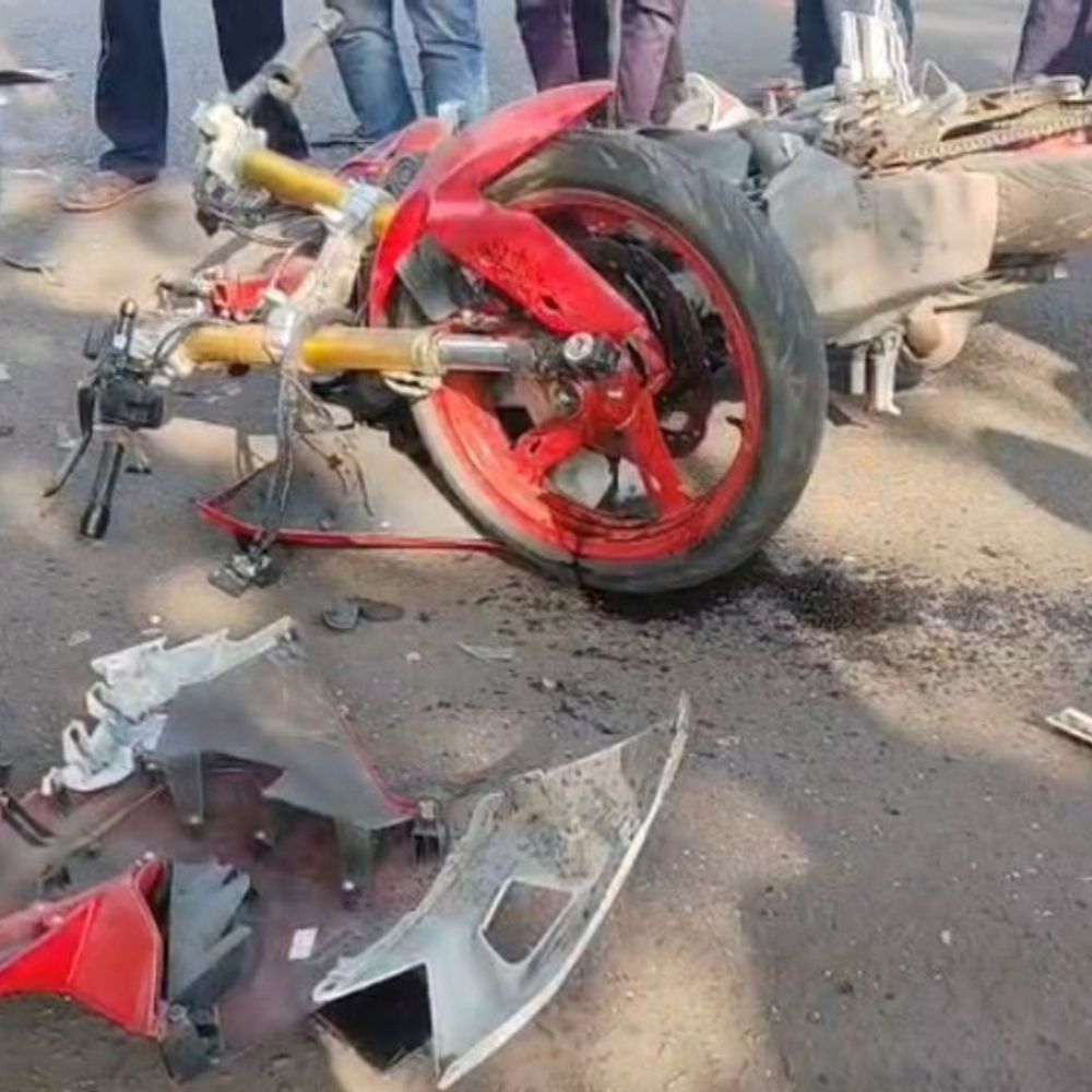 धनबाद में तेज रफ्तार बाइक ट्रक से टकराई:  एक की मौके पर मौत, दूसरे ने अस्पताल में तोड़ा दम, बाइक के परखचे उड़े – Dhanbad News
