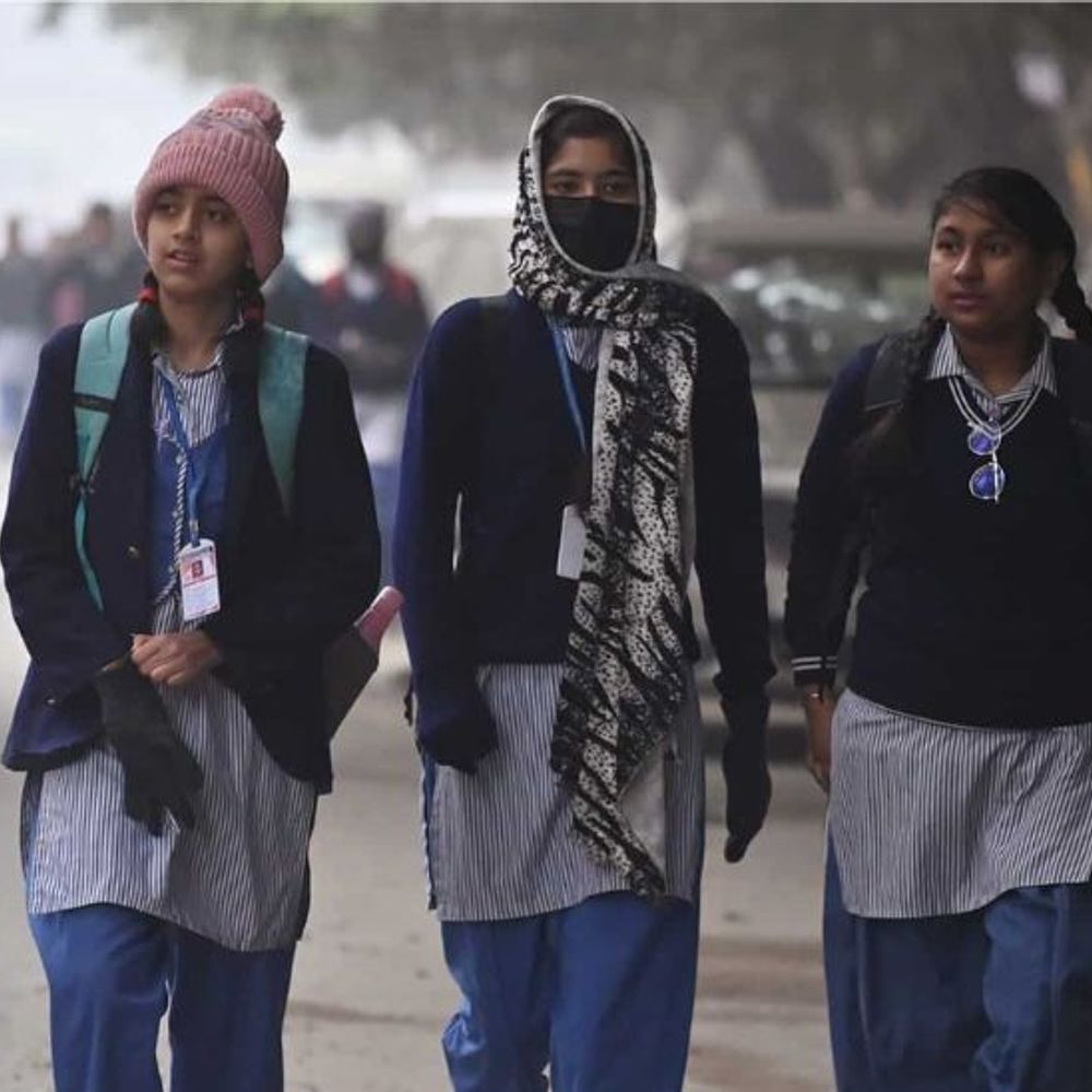 गोरखपुर में कक्षा 12वीं तक के स्कूल 31 तक बंद:कड़ाके की ठंड को देखते हुए डीएम ने दिया निर्देश