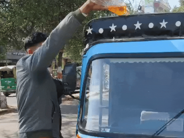 रिक्शे की बैटरी से परेशान ऑटो चालक ने लगाई आग:  सड़क पर पेट्रोल छिड़ककर किया आग के हवाले, शोरूम बोला गाड़ी बदलने के लिए बना रहा था दबाव – Jodhpur News