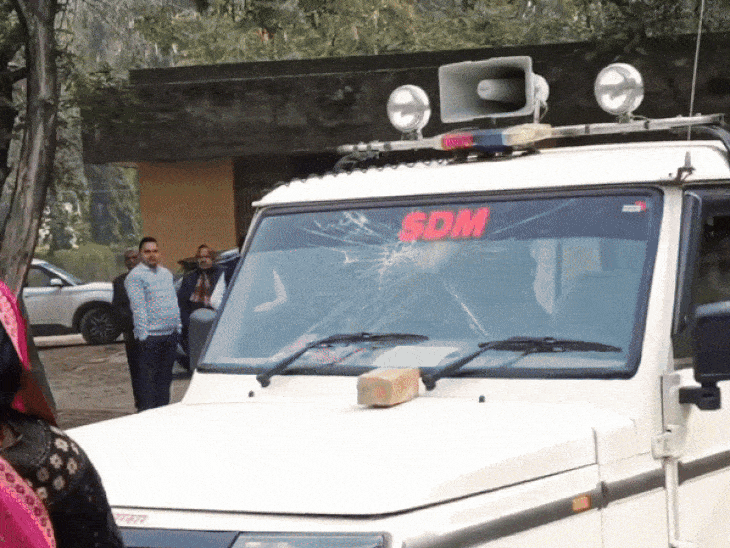 झांसी में महिला किसान ने SDM की गाड़ी तोड़ी:पति-पत्नी बोले-बीस चक्कर लगा चुके आदेश नहीं कर रहे,आज ड्राइवर गाड़े चढ़ा रहा था