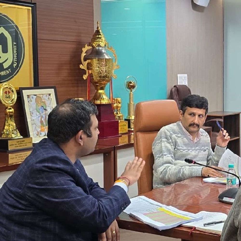 एलडीए की समीक्षा बैठक:निजी टाउनशिप में सुविधाओं की सख्त निगरानी, हजरतगंज-नाजा में काम तेज करने का अल्टीमेटम