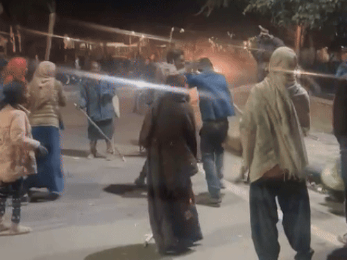 बीकानेर में देर रात दो गुटों में लाठियों से हमला:  पब्लिक पार्क में युवकों को घेरकर पीटा, पत्थरों से एक दूसरे पर हमला – Bikaner News