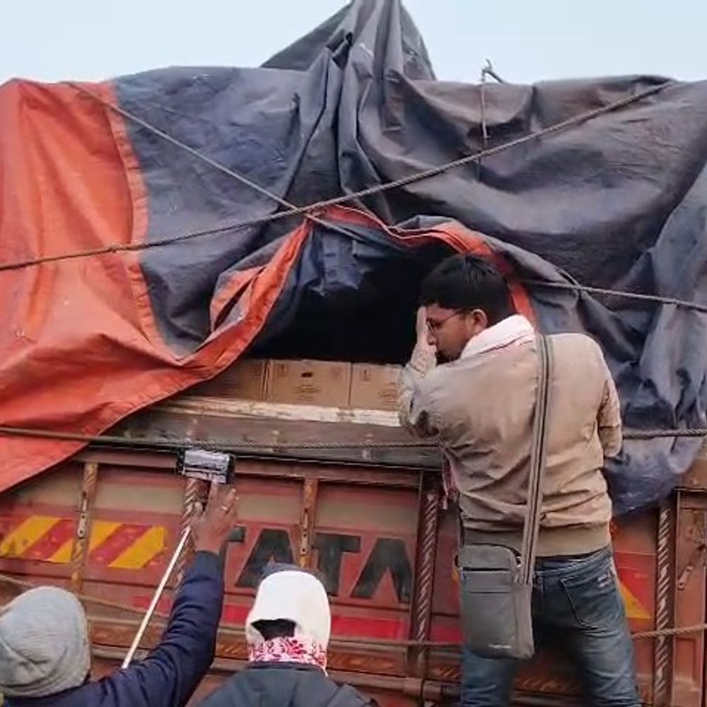 गिरिडीह में शराब लदा ट्रक बिजली खंभों से टकराया:  गांव की बिजली आपूर्ति बाधित; गादीखुर्द में बड़ा हादसा टला, 550 पेटी शराब जब्त – Giridih News